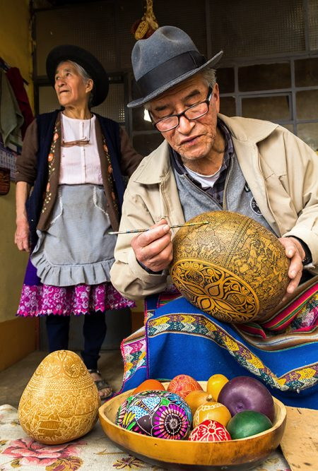 Artesanos haciendo mates burilados
